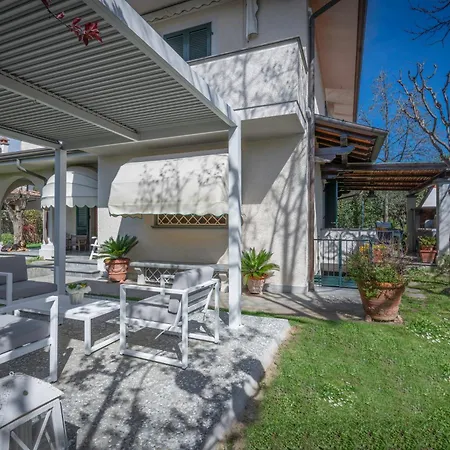 Villa Le Fontanelle In Dei Marmi With Ac